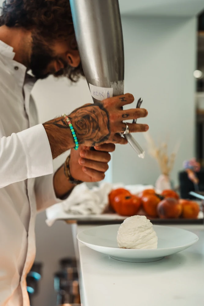 El chef Ajax Pignier prepara un postre en L&rsquo;Essentiel