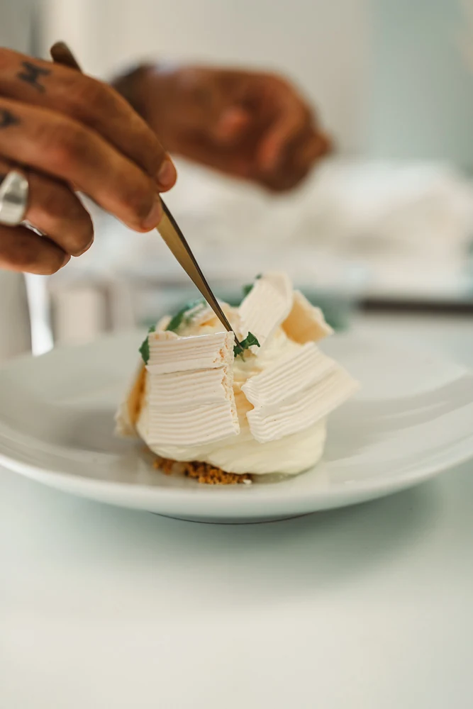 El chef termina el emplatado de un postre en L&rsquo;Essentiel