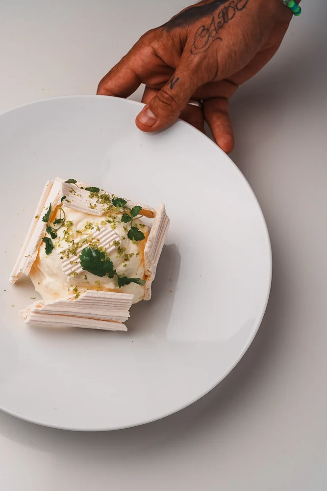 Postre presentado a mano en L&rsquo;Essentiel