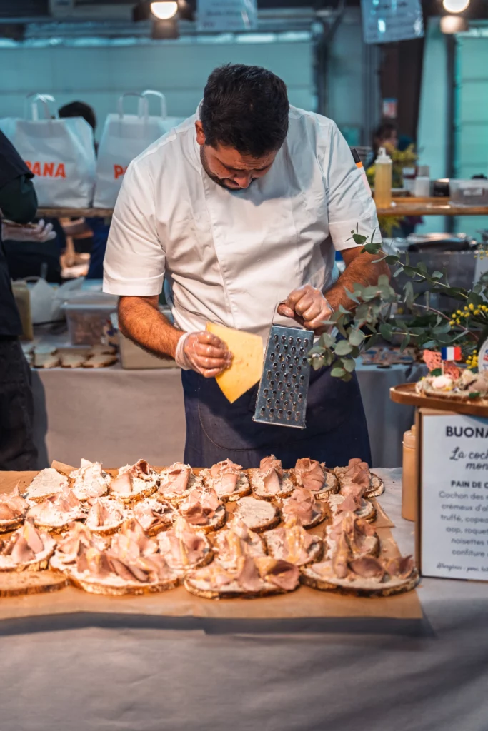 Le geste · Les dernières touches sur le stand Buonanotte