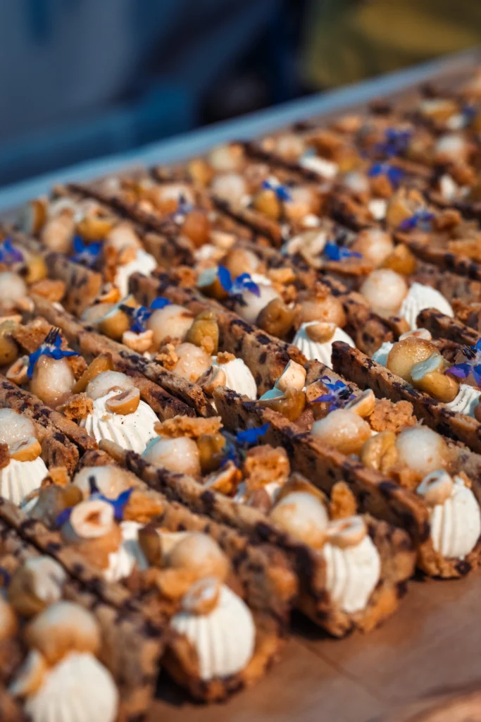 La création · Les créations sucrées prêtes à être servies