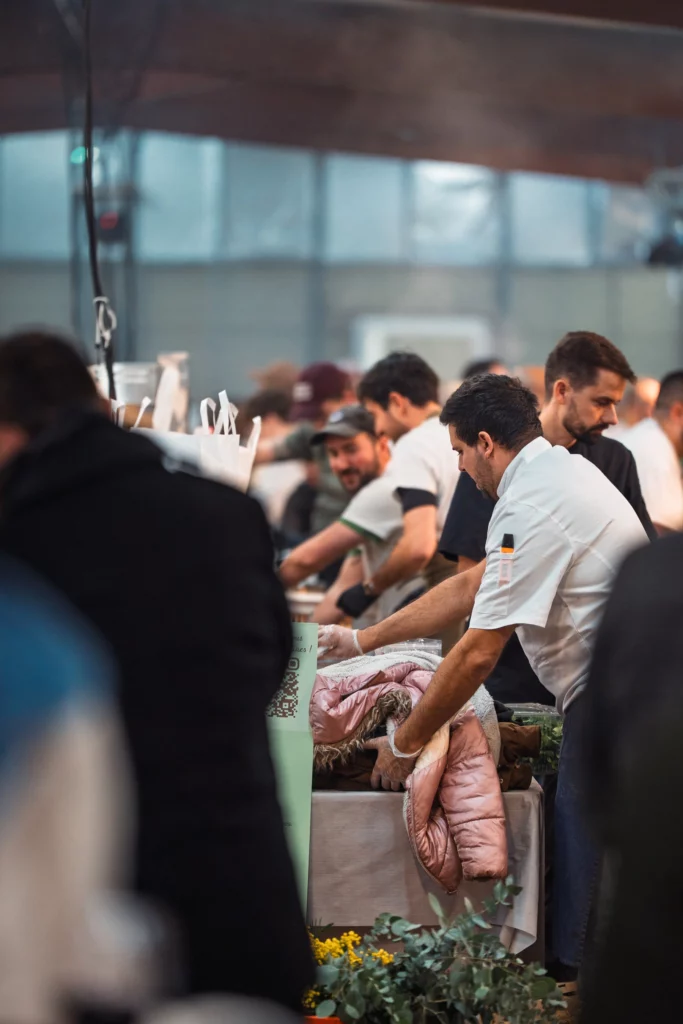 Les équipes au travail le long des tables