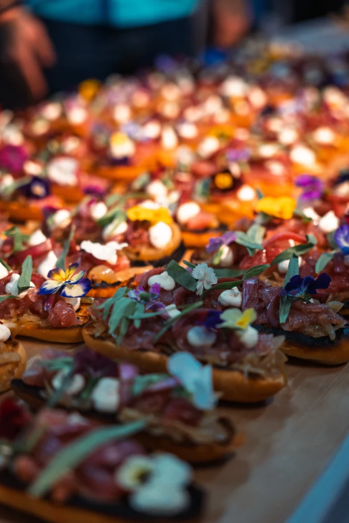 Des tartines fleuries, roses et violettes