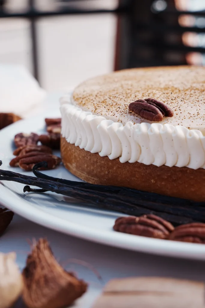 Gros plan du gâteau à la crème et aux noix de pécan de Graine de Vanille