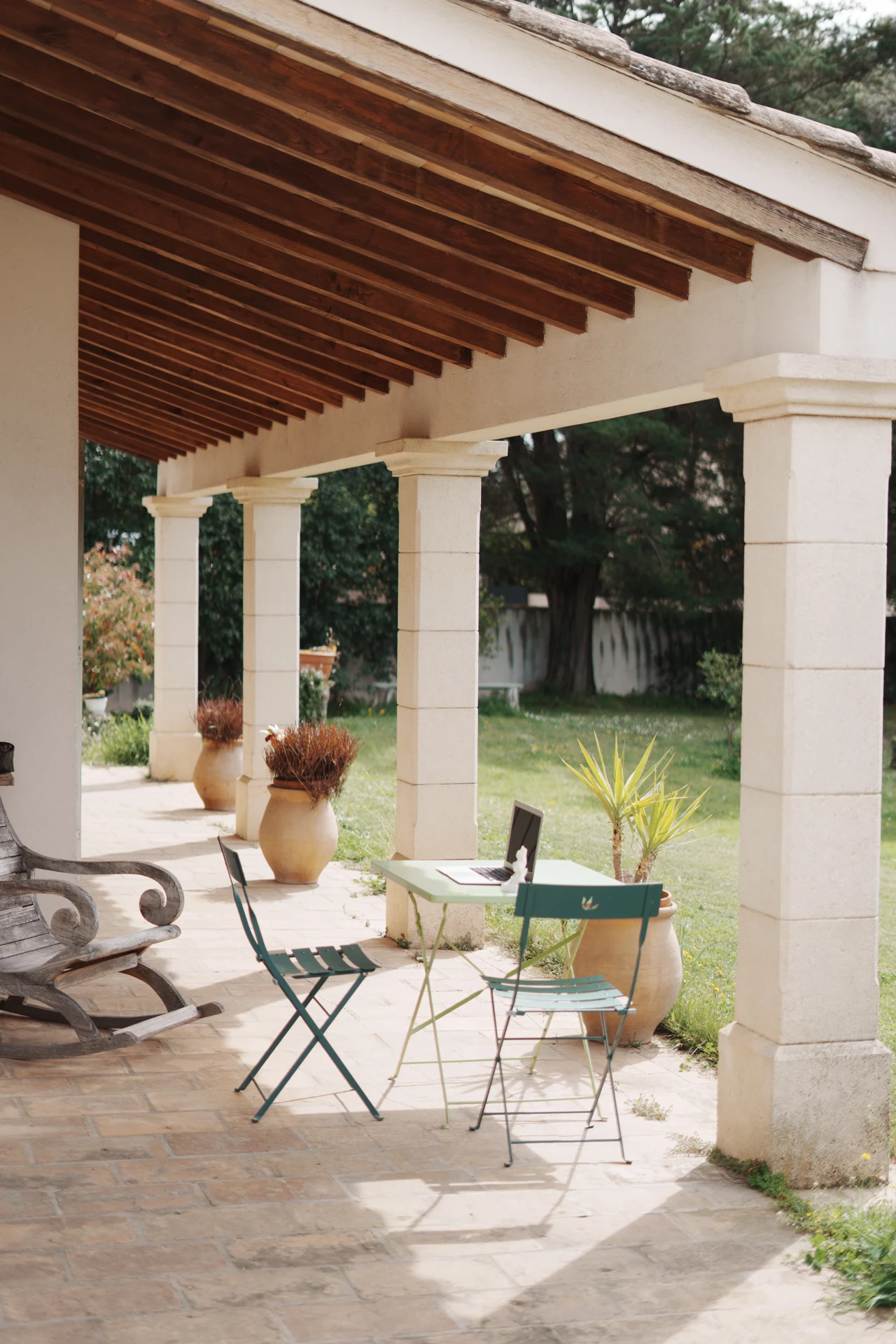 Tavolo e sedie sulla terrazza coperta di Villa Generac