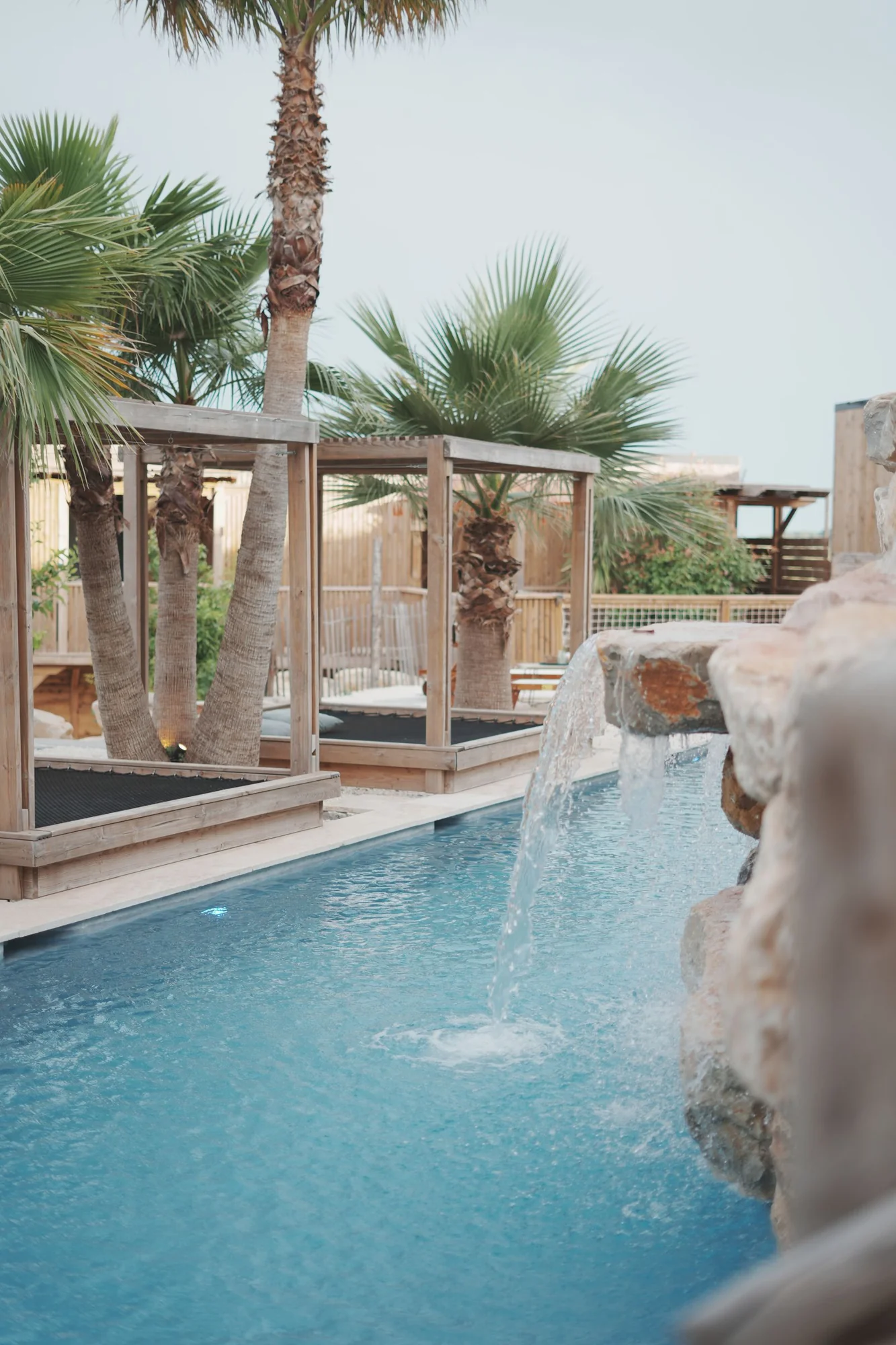 Piscina, cascata e palme &mdash; Villa Occitana